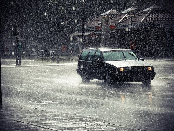 Tips Aman Mengemudi Mobil Saat Hujan Lebat