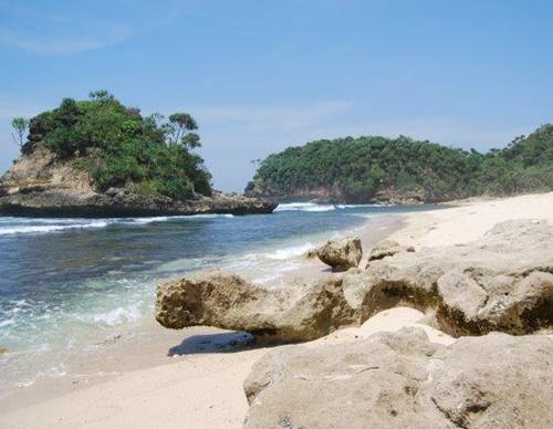 Pantai Jonggring Saloko Kabupaten Malang